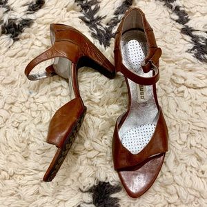 NWOT Tsubo Brown Leather Mary Jane Heels 8.5
